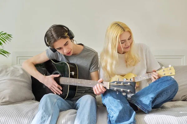 Kreatywne Nastolatki Przyjaciół Instrumentami Muzycznymi Gitara Akustyczna Ukulele — Zdjęcie stockowe