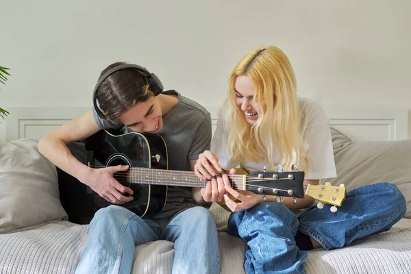 Kreatywne Nastolatki Przyjaciół Instrumentami Muzycznymi Gitara Akustyczna Ukulele — Zdjęcie stockowe