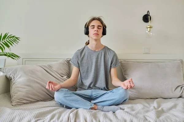 Man Tiener Zitten Lotus Positie Bed Ontspannen Mediteren — Stockfoto