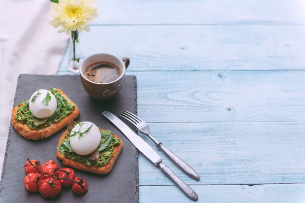 Ontbijt Met Gepocheerd Avocado Peddel Basilicum Een Kopje Koffie — Stockfoto