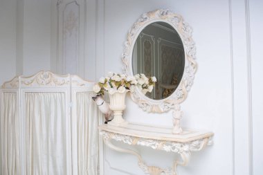 Kuyruksuz iki renkli kedi Mekong kısa kuyruklu ve boynunda inci kolyesi olan. Kedi ve kolye. Mavi gözlü dişi kedi, Mekong kısa kuyruklu, boynunda mücevherlerle oturuyor.