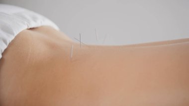 Genç kadın susam yağı önce spa salonda rahatlatıcı masaj