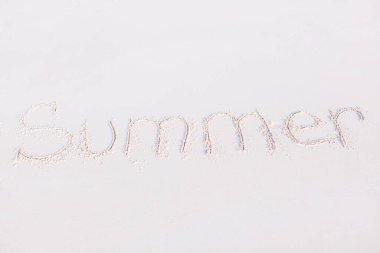 Kelime Summer kumsalda elle yazılmış.  