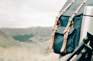 Yürüyüş ekipmanları dışarıda.