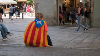 BARCELONA, İSPAN - EPTEMBER, İspanya 'nın Barcelona kentindeki Katalonya' nın bağımsızlığı için yeryüzünde oturan kişi