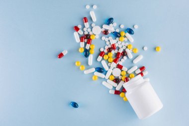 renkli haplar plastik şişe 