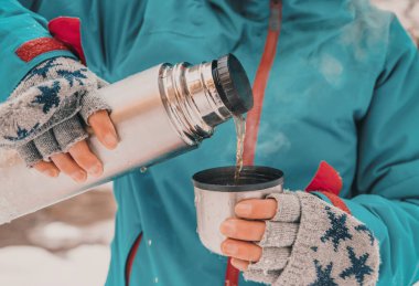 Termostan çay dolduran turistler 