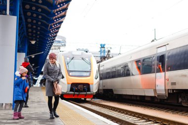 Metro istasyonundaki yolcular. Anne kız tren istasyonu.