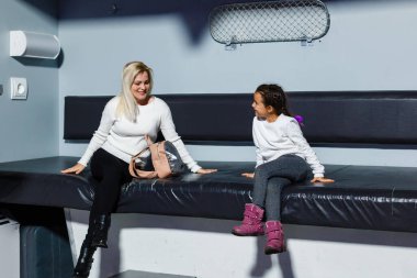 Ukrayna, Kyiv - 2 Şubat 2020 Ukrayna sergisi. Anne ve kızı büyük tren koltuğunda.