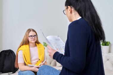 Bayan öğretmenler ayrı ayrı, küçük kızlar için ders.