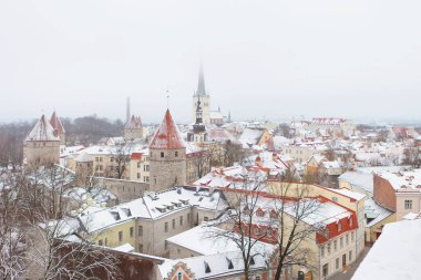 Kışın Estonya 'nın Tallinn kentindeki şehir duvarının ve Oleviste Katolik Kilisesi' nin kulesi. Ortaçağ büyüleyici şehri Tallinn 'in Gotik İskandinav mimarisi.