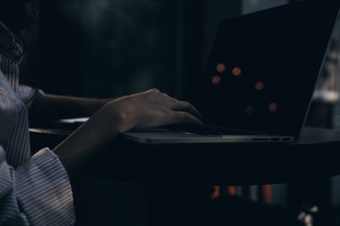 Güzel kadın çevrimiçi eğitim teknolojisi belgeleri Yaşam Tarzı