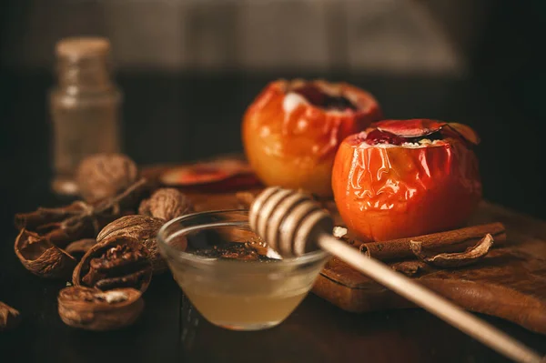 テーブルの上の焼きりんご — ストック写真