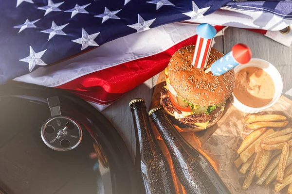 Burgers Και Μπύρα Για Γιορτάσουν Την Ημέρα Ανεξαρτησίας Της Αμερικής — Φωτογραφία Αρχείου