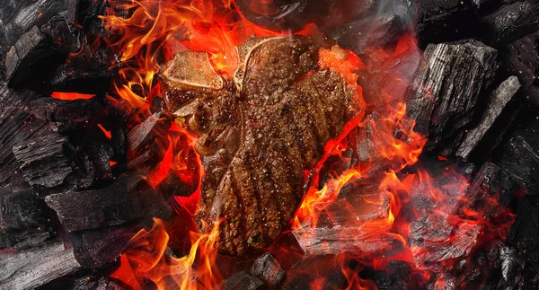 Raw Marbled Beef Steak Coals Smoke — ストック写真
