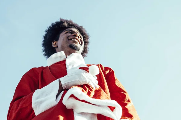 Vista Dal Basso Felice Afro Babbo Natale — Foto Stock