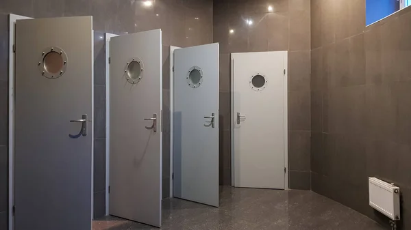 Edificio Público Tiene Baños Femeninos Masculinos Con Cuatro Puertas Grises —  Fotos de Stock