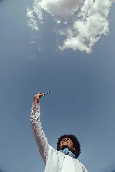 Młody Afro Robi Selfie Tle Nieba Widok Dołu — Zdjęcie stockowe