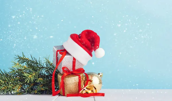 Κουτιά Χριστουγεννιάτικα Δώρα Καπέλο Santa Στην Κορυφή — Φωτογραφία Αρχείου