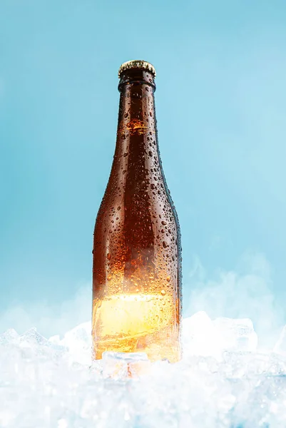 氷の上の茶色のビール瓶を閉じ — ストック写真