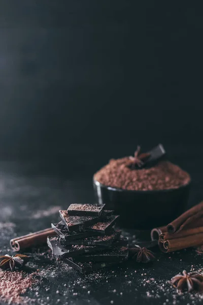 Pièces Barre Chocolat Avec Poudre Cacao Sur Fond Sombre Espace — Photo
