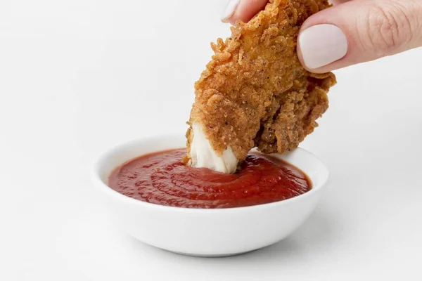 Widok Przodu Ręka Zanurzenie Smażony Kurczak Ketchup — Zdjęcie stockowe