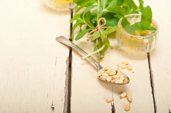 アラブの伝統的なミントと松の実のお茶 — ストック写真