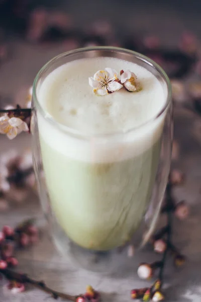 Egy Csésze Matcha Latte Tea Egy Kis Cseresznyevirág — Stock Fotó