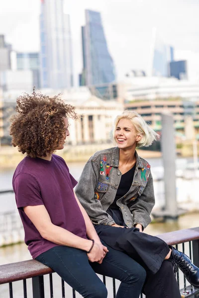 Thames Nehri Yakınlarında Oturan Konuşan Mutlu Çift — Stok fotoğraf