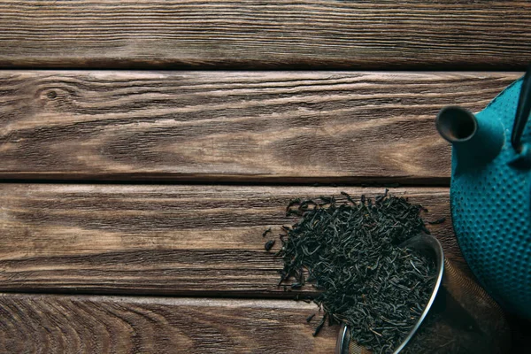 Железный Чайник Сухие Чайные Листья — стоковое фото