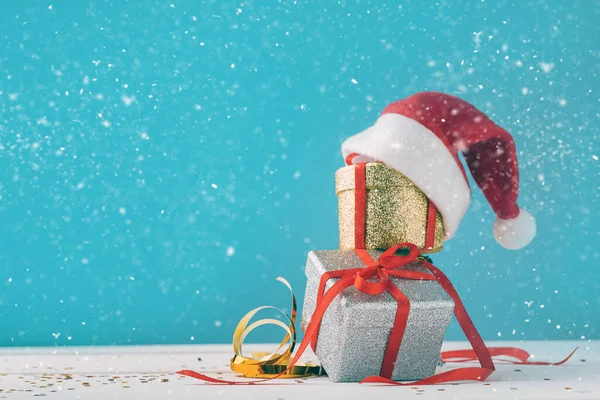 Scatole Con Regali Natale Con Cappello Babbo Natale Cima — Foto Stock