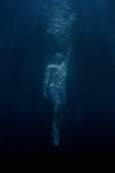 水面まで泳いでいく男 — ストック写真