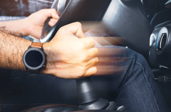 Járművezető Vezérli Kézi Sebességváltó Sebességváltóját Autóban — Stock Fotó