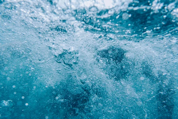 Всплеск Воды Большим Количеством Пузырьков — стоковое фото