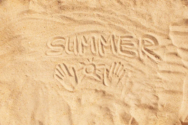Επιγραφή Λέξη Καλοκαίρι Και Αποτυπώματα Των Χεριών Στην Άμμο — Φωτογραφία Αρχείου
