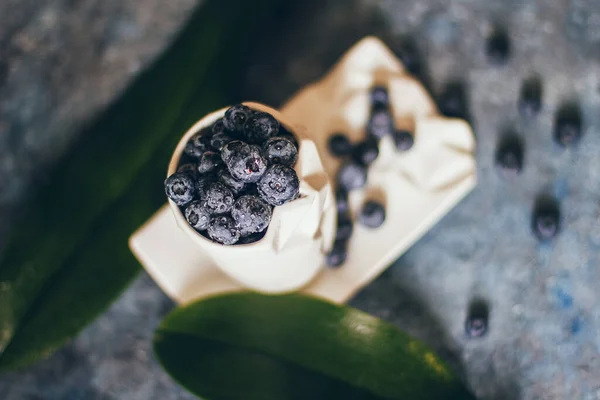 在黑暗的背景 一碗新鲜蓝莓顶视图 多汁的野生森林莓果 健康饮食或营养 — 图库照片