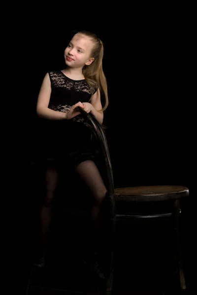 Portrait Une Fille Qui Tient Sur Fond Noir — Photo