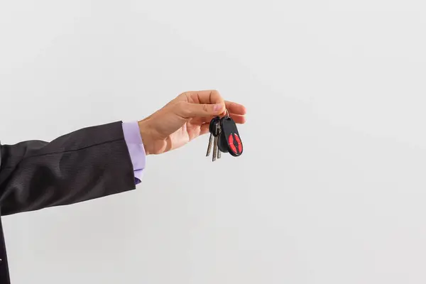 Adamı Arabanın Anahtarını Tutuyor — Stok fotoğraf