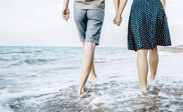 爱在海滩上散步 放暑假的夫妻 — 图库照片