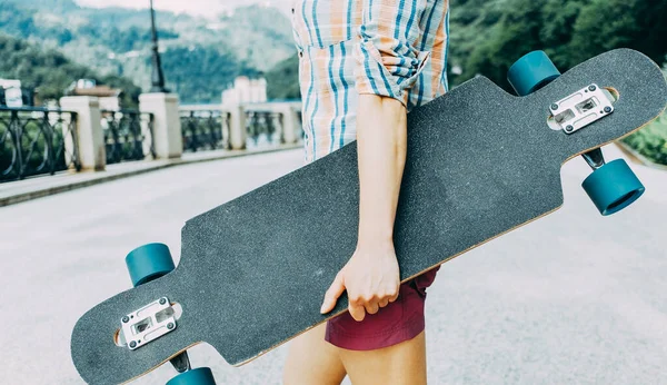 Unbekannter Teenager Mit Longboard Auf Straße — Stockfoto