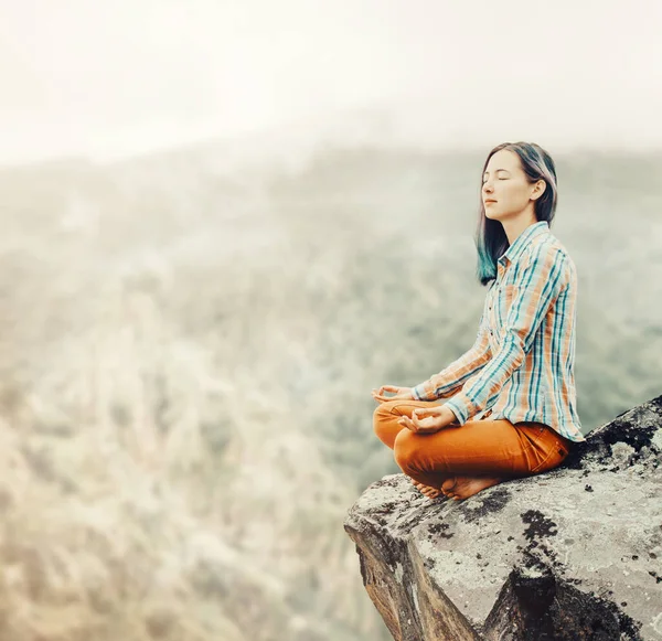 Traveler Woman Relaxing Pose Lotus Mountains — Stockfoto