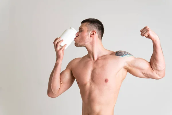 Fitness Protein Kavanozları Beyaz Arka Planda Vücut Geliştirme Tozu Güçlü — Stok fotoğraf