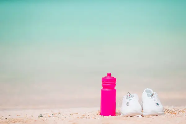 Buty Sportowe Butelka Białej Piaszczystej Plaży — Zdjęcie stockowe