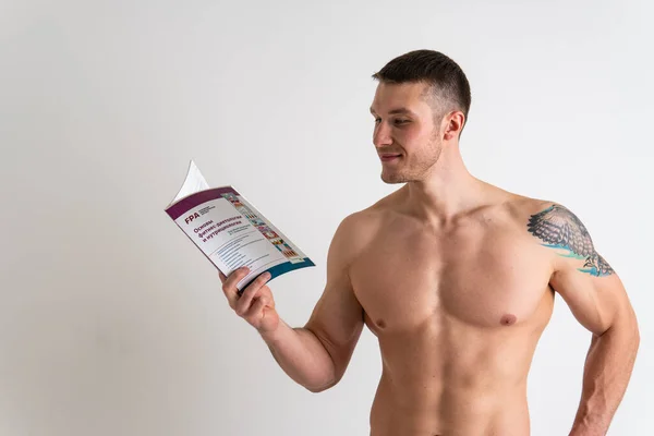 Bodybuilder Διαβάζει Βιβλίο Ένα Λευκό Φόντο Που Απομονώνονται Στο Κάτω — Φωτογραφία Αρχείου