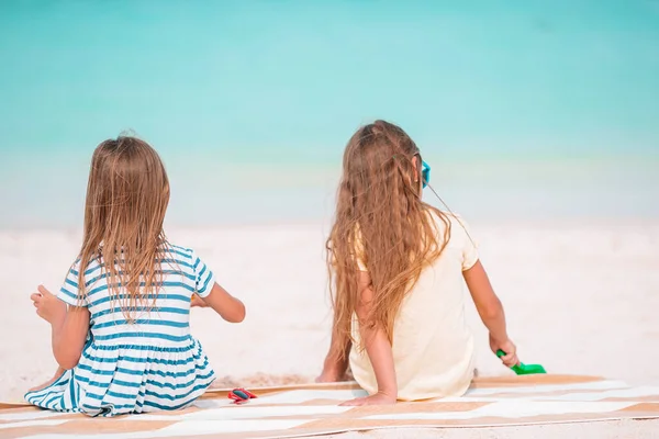 Duas Crianças Fazendo Castelo Areia Divertindo Praia Tropical — Fotografia de Stock