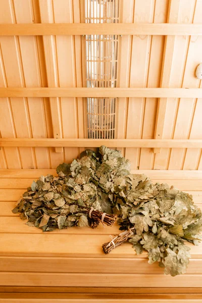 Suchy Dąb Miotła Bliska Kąpieli Drewniana Sauna Fińska Wnętrza Łopaty — Zdjęcie stockowe
