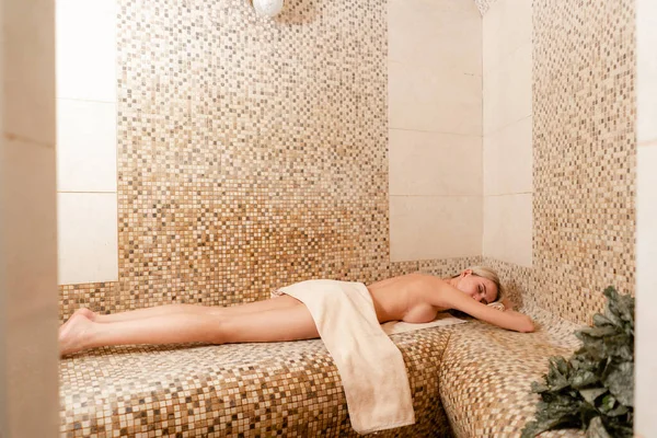 Banyoda Ince Kadın Sıcak Meşe Ile Buharda Masaj Alıyor Süpürme — Stok fotoğraf