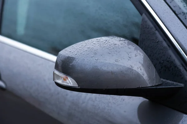 車のリアビューミラー 水の滴からぬれた — ストック写真