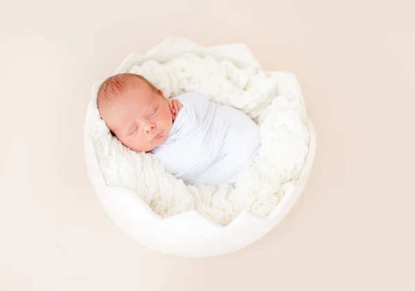 卵型のクレードルで新生児の睡眠 — ストック写真