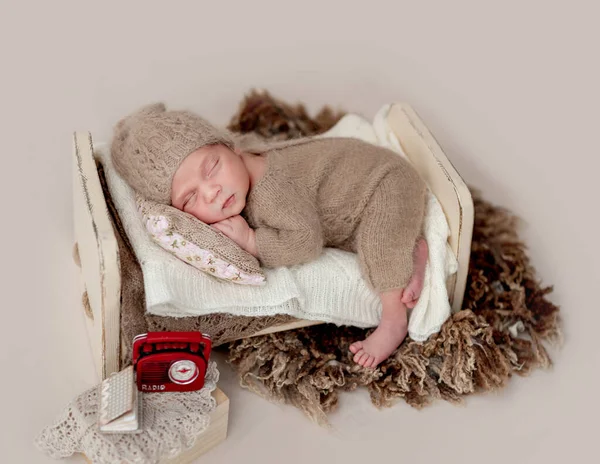 Recién Nacido Durmiendo Una Cama Pequeña —  Fotos de Stock